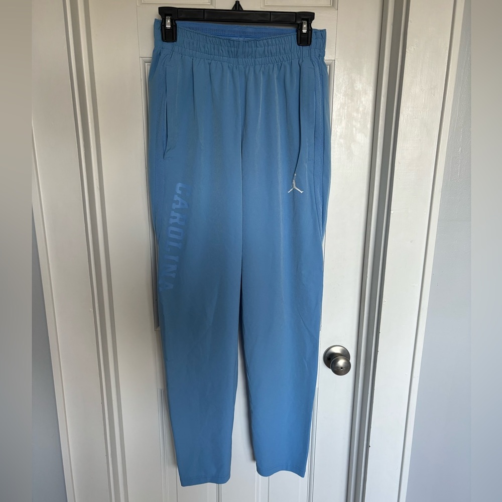 Men’s UNC warmup athletic pants.